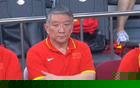 大争议!中国女篮落后高达25分主力前锋被拍摄到捂嘴偷笑引热议