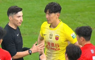 12分钟两次争议判罚!宋岳手球逃点,颜骏凌飞铲送点,海港全队不满