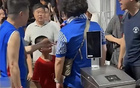 央媒怒批申花球迷:竟然朝孩子发泄戾气!摧毁中国足球未来的土壤